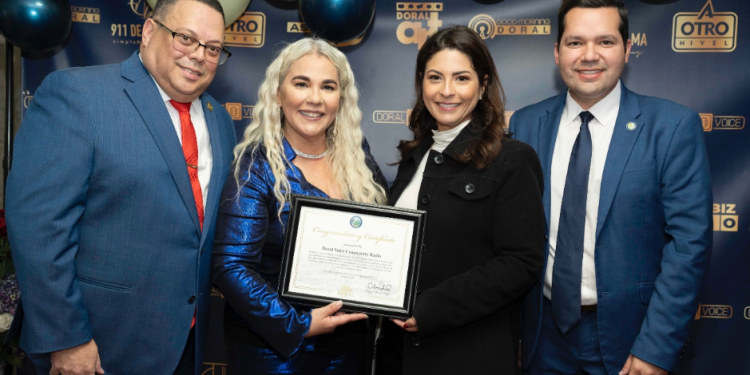 Doral entregó reconocimiento a Juan Carlos y Nancy Esquivel por Doral Voice