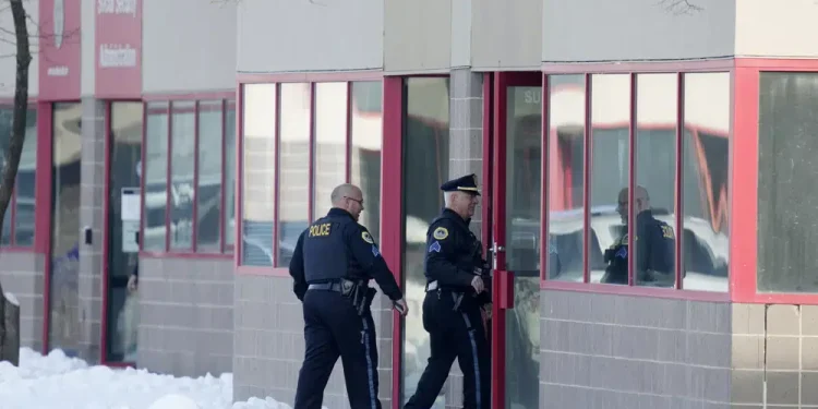 Dos estudiantes adolescente fallecieron tras un tiroteo en Iowa