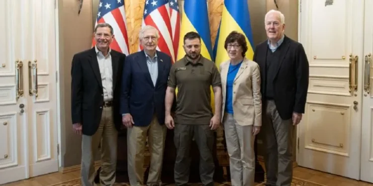 Zelenski se reúne con senadores de EEUU para abordar situación en línea de frente