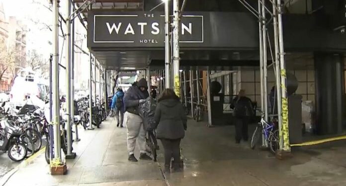 Inmigrantes venezolanos fueron desalojados de un hotel de Nueva York