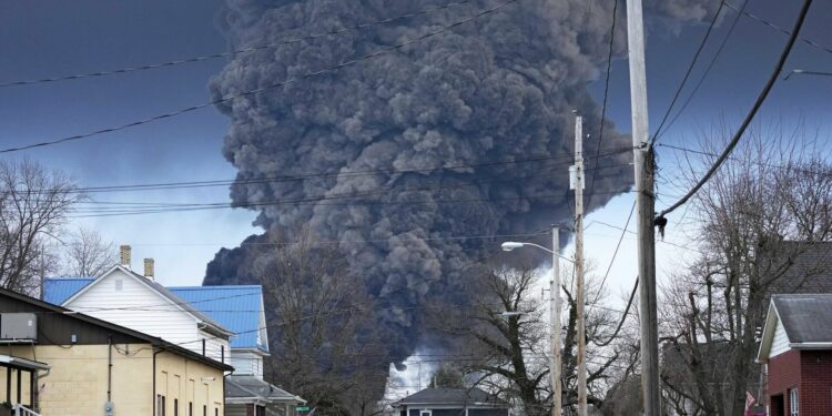 Descarrilamiento de tren en Ohio causó desastre medioambiental