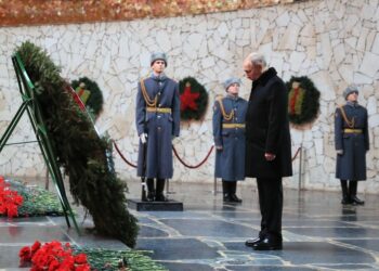 Putin da ofrenda floral por el 80.º aniversario de la victoria en la batalla de Stalingrado
