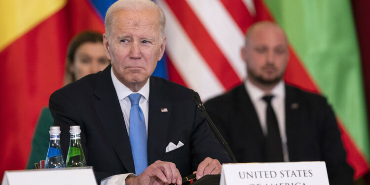 Biden condenó suspensión rusa del START III