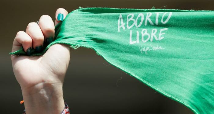 España aprobó el aborto y el cambio de sexo sin trabas desde los 16 años de edad