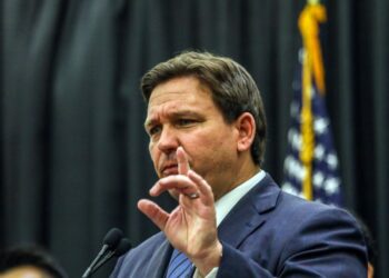DeSantis firma ley que permite la reubicación de indocumentados fuera de Florida