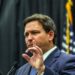 DeSantis firma ley que permite la reubicación de indocumentados fuera de Florida