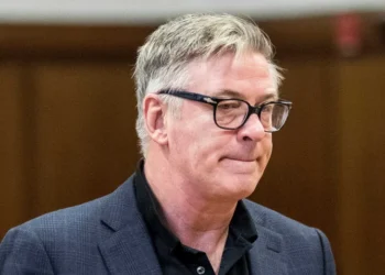 Fiscalía estadounidense rebaja los cargos contra Alec Baldwin