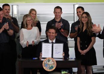 DeSantis le gana a Disney y promulga ley que le quita sus privilegios