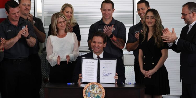 DeSantis le gana a Disney y promulga ley que le quita sus privilegios