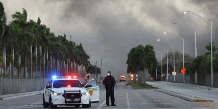 En alerta en Doral por humo del incendio que llega a niveles insalubres