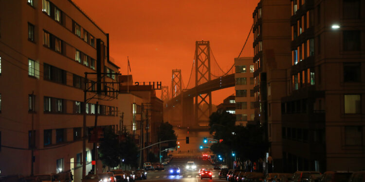 Incendio deja sin luz el aeropuerto de Oakland y varias zonas de la Bahía de San Francisco