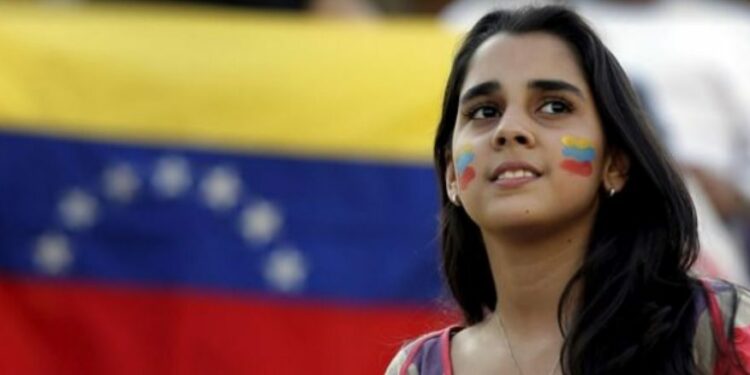 Jóvenes venezolanos piden un mejor futuro en el Día de la Juventud