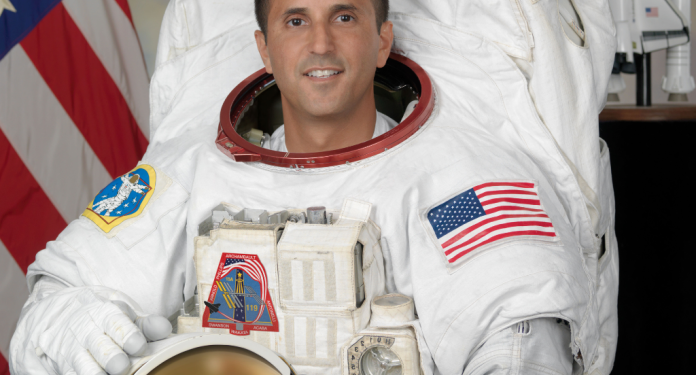 La NASA nombra por primera vez a un hispano jefe de sus astronautas