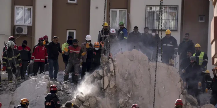 El silencio es clave para hallar sobrevivientes tras el terremoto en Turquía y Siria