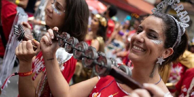 Más de 40 comparsas animaron la fiesta precarnaval en Río de Janeiro