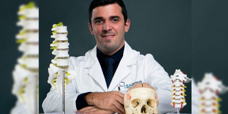 Médico venezolano realiza primera cirugía endoscópica de columna en Zulia