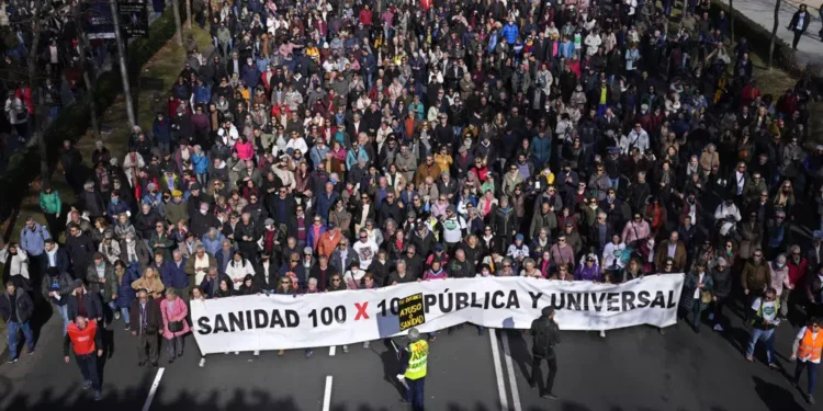 Multitudinaria marcha en Madrid para pedir más apoyo al sector salud