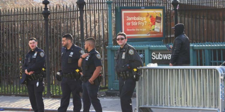 Ocho personas heridas tras ser arrolladas por una camioneta en Brooklyn
