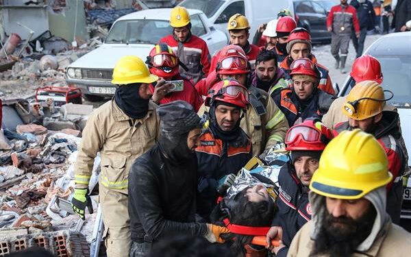 Rescatan a otras tres personas tras 260 horas bajo los escombros en Turquía