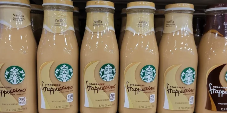Retiran miles de cajas de producto de Starbucks tras hallar vidrio en sus botellas