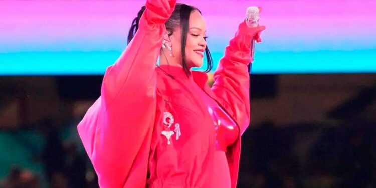 Rihanna anunció su segundo embarazo en su presentación en el Super Bowl