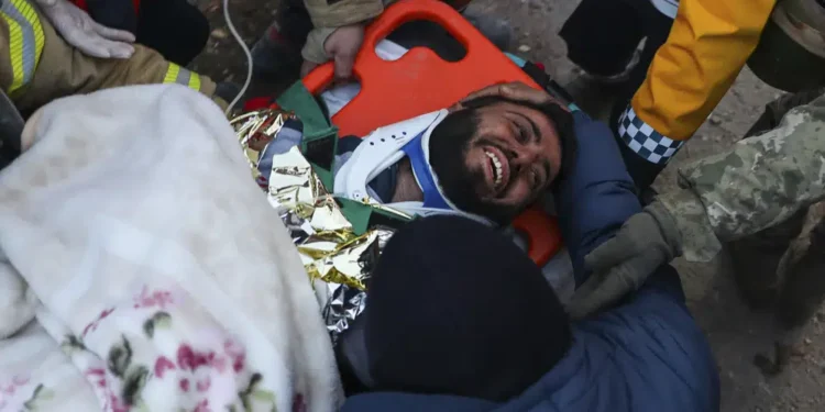 Siguen hallando sobrevivientes del terremoto en Turquía y Siria