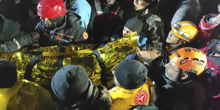 Muertes en Siria y Turquía rozan los 8 mil