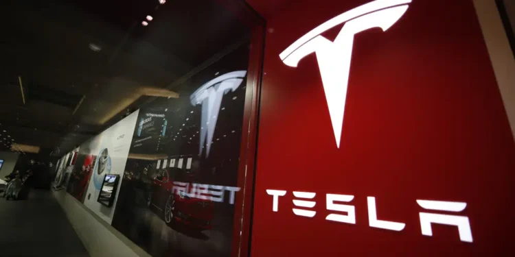 Tesla retira autos por problemas en la conducción autónoma
