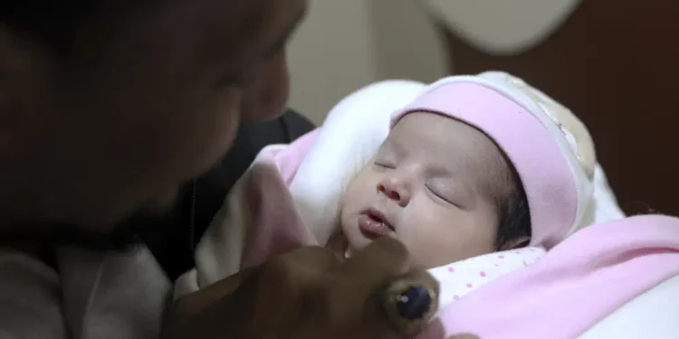 Tía adopta a recién nacida rescatada tras sismo en Siria