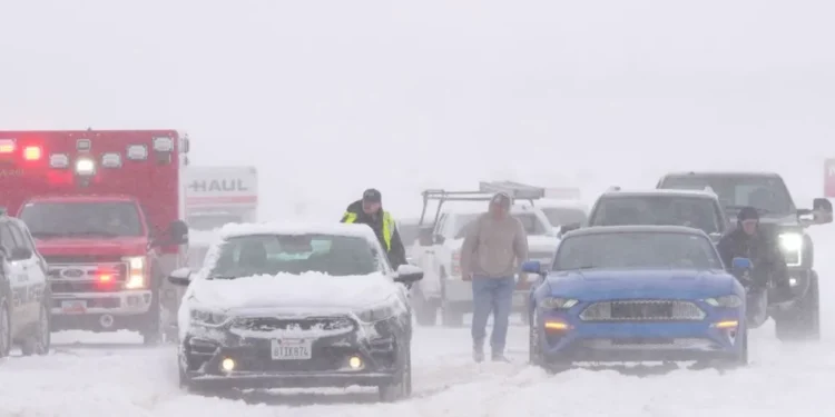 Tormenta invernal en EEUU dejó a miles de personas sin electricidad