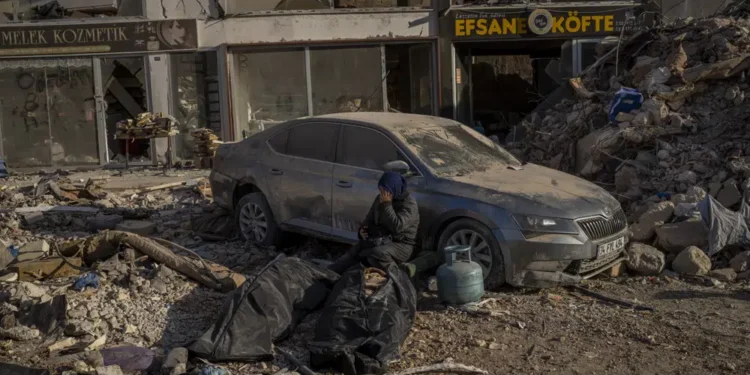 Rescatistas comienzan a retirarse de Turquía y Siria