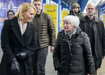 Secretaria del Tesoro estadounidense llegó de sorpresa a Ucrania