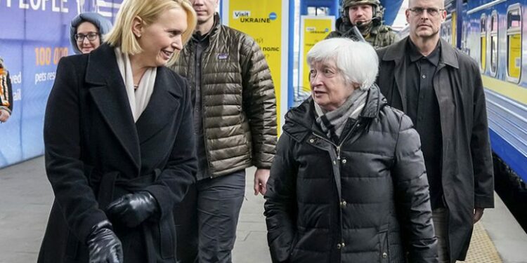 Secretaria del Tesoro estadounidense llegó de sorpresa a Ucrania