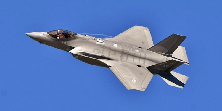 Avión de Estados Unidos derribó objeto desconocido en Canadá