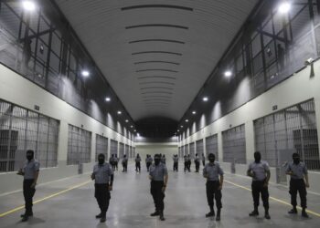 Trasladaron a dos mil pandilleros a nueva prisión en El Salvador