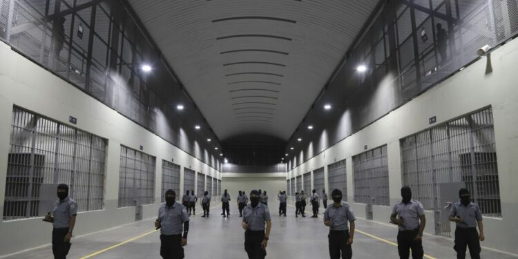 Trasladaron a dos mil pandilleros a nueva prisión en El Salvador