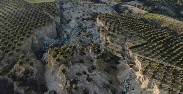 Terremoto ocasionó una grieta de más de 300 metros de largo en Turquía