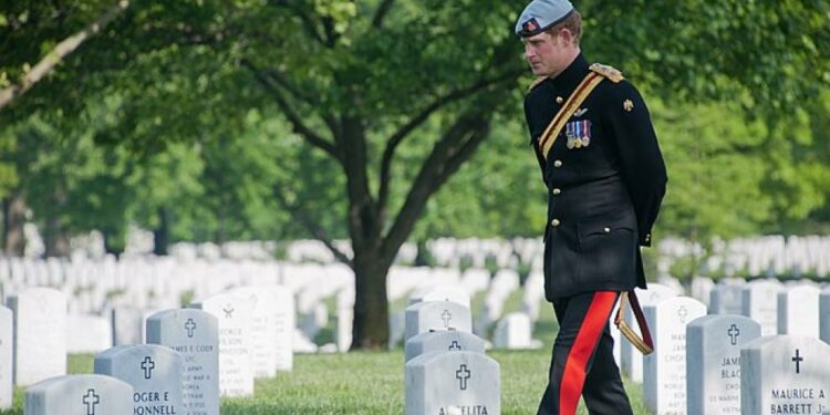 Ministro de Defensa británico criticó al príncipe Harry por revelar que mató a 25 talibanes