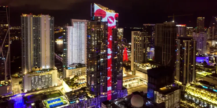 Rascacielos en Miami celebra San Valentín con la tarjeta más grande del mundo