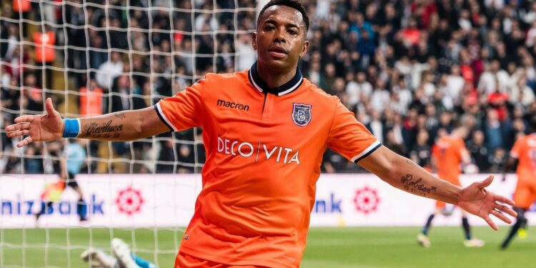 Ordenan a Robinho entregar pasaporte tras acusación por violación en Italia