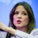 Marianne Williamson será la primera demócrata en desafiar la postulación de Biden