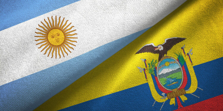 ¿Quién es la exministra ecuatoriana que generó una crisis entre Ecuador y Argentina?