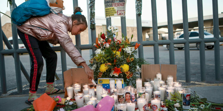 López Obrador promete justicia por muerte de 39 migrantes