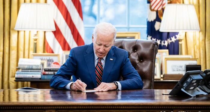 Biden firmó ley para desclasificar documentos sobre origen del Covid-19