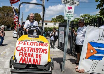 Cubanos protestaron en LoanDepot Park contra el castrocomunismo
