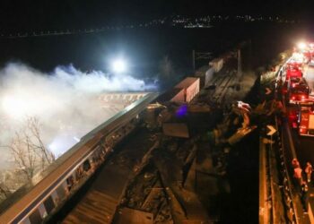 Varios muertos tras choque de trenes en Grecia