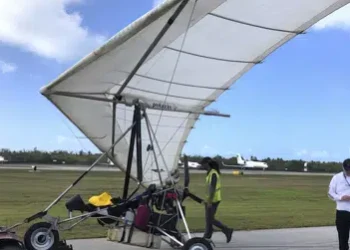 Dos migrantes cubanos llegan a Florida en ala delta motorizada