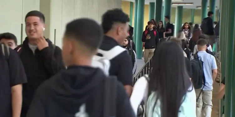Solicitan más fondos para las escuelas de Miami-Dade tras miles de inmigrantes