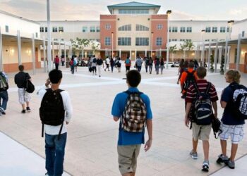 Aprueban ley para costear matrículas en escuelas privadas de Florida
