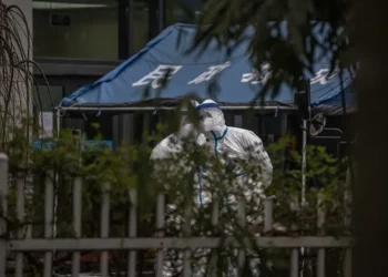 FBI insiste en que el covid se originó por fallo en laboratorio